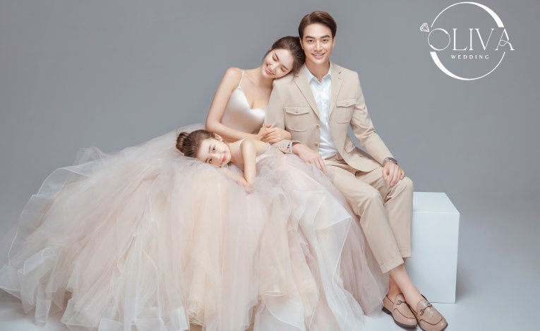 Chụp hình kỷ niệm ngày cưới
